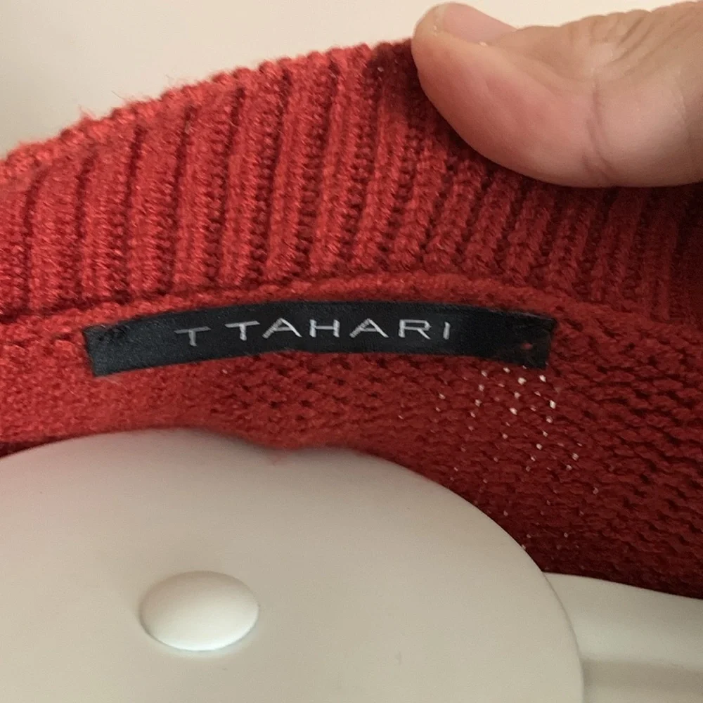 T by Tahari ribbed v viscose blend‎ sweater. Worn about 5-6x - Picture 3 of 7